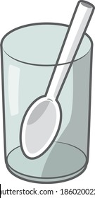 Una cuchara en un vaso. Vidrio transparente de color con una cuchara en el interior.