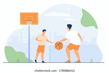 El concepto de juegos deportivos al aire libre. Dos jóvenes atléticos jugando baloncesto en un estadio urbano. Hombres entrenando en una corte al aire libre con valla en segundo plano. Se puede usar para juegos, conceptos de actividad deportiva