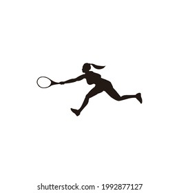 Sportlerin läuft und schneidet seinen Tennisschläger horizontal, um die Ball-Silhouette zu erreichen - Tennisathleten-Lauf und Vorhand-Swing-Cartoon-Silhouette einzeln auf Weiß