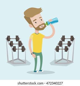 Sportlicher Hipster mit Bart Trinkwasser. Mann mit Flasche Wasser im Fitnessraum. Sportsman trinkt Wasser aus der Flasche.  Vektorflache Design-Illustration. Quadratisches Layout.