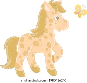 Spotted cute kleine Pony, die mit einem fröhlichen, feinen Schmetterling spielt, Vektorgrafik-Illustration einzeln auf weißem Hintergrund