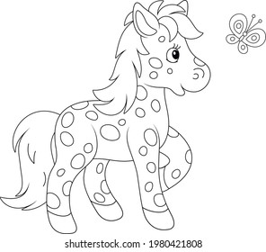 Spotted cute small pony, spielend mit einem fröhlichen, feinen Schmetterling, schwarz-weißer Umrisskartoon für eine farbige Buchseite