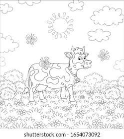 Gespeicherte Milchkuh, die an einem sonnigen, warmen Tag auf einem Sommerfeld auf üppigem Gras zwischen Blumen spaziert und Schmetterlinge flitzt, schwarz-weiße Vektorillustration-Cartoon-Illustration für eine Farbbuchseite