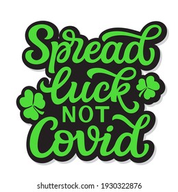 Difunde suerte, no cómodos. Cita con letras a mano con trébol aislado en fondo blanco. Tipografía vectorial para la decoración del día de San Patricio, camisetas, afiches, tarjetas, pancartas