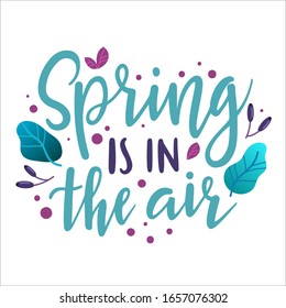 La primavera está en el logotipo esbozado por la mano de aire, icono de tipografía de placa. Leer la temporada de primavera con hoja para la tarjeta de saludo, plantilla de invitación. Ilustración vectorial de las letras en fondo blanco