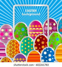 Fundo da saudação da primavera com ovos de Páscoa. Imagens de papel festivo de ovos em uma moldura de luz quadrada. Raios azuis claros sobre um fundo azul. Cartão de cumprimentos vetor com a Feliz Páscoa!