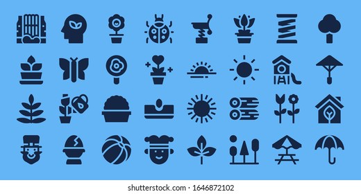 Feder-Icon-Set. 32 gefüllte Frühlingssymbole. auf blauem Hintergrund Einfache, moderne Symbole wie: Wasserfall, Fern, Leprechaun, Eco, Schmetterling, Pflanzen, Ei, Blume, Frisierei, Beach-Ball