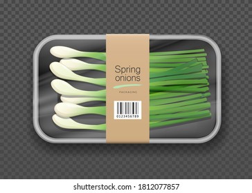 Cebollas de primavera un embalaje, en bandeja de espuma negra envuelta en plástico con etiqueta marrón, diseño sobre fondo transparente de rejilla. Ilustración vectorial Eps 10