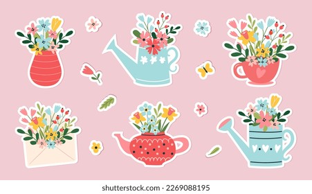 Juego primaveral de stickers dibujados a mano. Decoración floral. Bouquets de flores en una lata de agua, taza, tetera, sobre. Símbolos estacionales. Adecuado para la reserva de recortes, tarjeta de saludo, cartel, floristería.