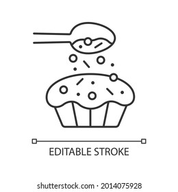 Espolvorear para hacer un icono lineal. Vagando por encima de cuchara sobre bizcocho. Receta de postre. Ilustración personalizable de línea delgada. Símbolo de contorno. Dibujo de contorno aislado del vector. Trazo editable