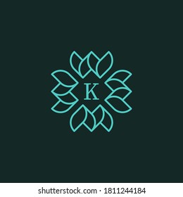 logotipo de flor cuadrada con la letra K en el medio. editable y fácil de personalizar