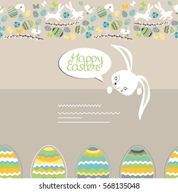 Tarjeta de saludo cuadrada con huevos, conejo y frase caligráfica Feliz Pascua