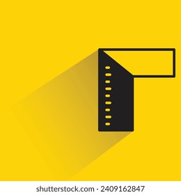 icono de regla cuadrada con sombra sobre fondo amarillo