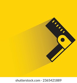 regla cuadrada con sombra sobre fondo amarillo