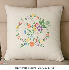 almohada floral decorativa aislada en el sofá.