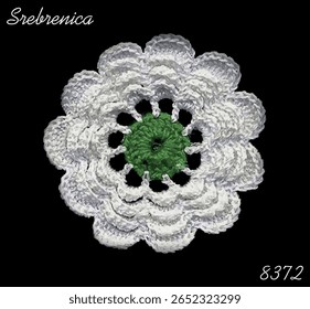 Flor de Srebrenica, memorial simbólico da Bósnia. Onze pétalas brancas marcam o genocídio de 11 de julho de 1995; o centro verde representa esperança, lembrança e justiça para as vítimas de crimes de guerra na Bósnia.