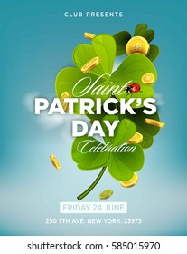 Afiche de la invitación a la fiesta de San Patricio. Hojas de trébol o shamrock afortunado con monedas de oro volando sobre fondo azul del cielo. Ilustración vectorial.