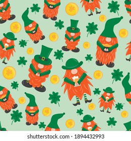 El Día de San Patricio leprechaun. Patrón sin foco con 3 adorables y divertidos irish gnome de jardín con trébol, cerveza y olla con oro. Shamrock por suerte. Ilustración de dibujos animados para invitación de pub, diseño de camisetas