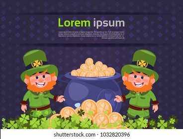 Plantilla De Fondo De La Tarjeta De Día De San Patrón Con Dos Leprechaun Sobre Un Chaquetón Lleno De Monedas De Oro Ilustración Vector Plano