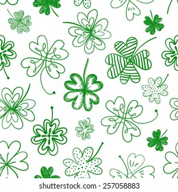 El doodle del día de San Patricio con cuatro tréboles de hojas 