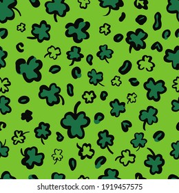 San Patricks Day Leopard o jaguar patrón sin costuras hecho de hojas de shamrock o trébol. Impresión animal de moda. Pelo de guepardo. Fondo vectorial para tela, textil, papel de pared, papel de envoltura, etc.