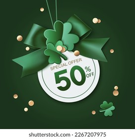 St Patrick's Day Sales Design-Vorlage. Grüner Preisschild mit Kleeblatt und Schleife mit Münzen auf grünem Hintergrund. Vektorgrafik.