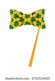 St Patricks leprechaun amarelo laço gravata foto booth máscara. Elemento do traje do vetor da festa da primavera, máscara da cabine da foto das crianças do feriado de Saint Patrick com gravata borboleta do traje do leprechaun com padrão de trevos shamrock
