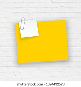 Pila de pegatinas amarillas sujetan un clip de papel metálico con esquina, listo para tu mensaje. Conjunto de pegatinas de color amarillo aisladas sobre fondo de pared blanca. conjunto de ilustraciones Vista de pared blanca frontal