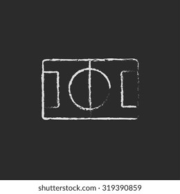 Diseño del estadio dibujado a mano en tiza sobre un icono blanco vectorial de pizarra aislado en un fondo negro.
