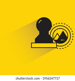 sello con sombra sobre fondo amarillo
