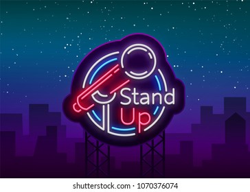 Stand Up Comedy Show es un signo de neón. Logo de Neon, símbolo, banner luminoso brillante, afiche estilo neón, anuncio nocturno brillante. Espectáculo de pie. Invitación al programa de comedia. Vector