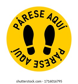 Párese Aquí ("Stand Here"in Spanish) Round Floor Marking Icon with Text and Shoeprints for Queue Line or Other Purposes Requiring Social Distancing. Vector Image.