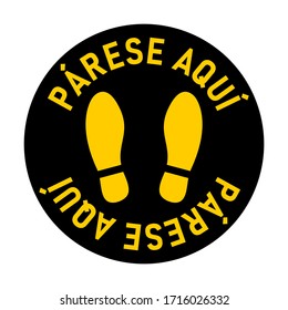 Párese Aquí ("Stand here"auf Spanisch) Rundböden-Markierungsstand hier Symbol mit Text und Shoeprints für Warteschlange oder andere Zwecke, die soziale Distanz erfordern. Vektorillustration-Bild.