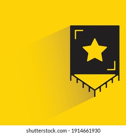 bandera de estrella sombra de caída sobre fondo amarillo