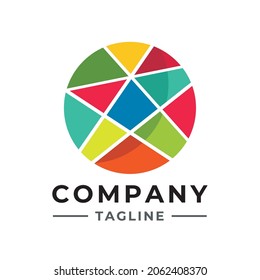 Sternform Mosaik Logo Design mit dreieckigen Stücken in einem Kreis und verschiedenen Farben.