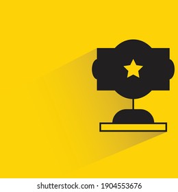 trofeo estrella con sombra sobre fondo amarillo