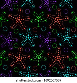Starfische auf schwarzem Hintergrund - Vektorillustration nahtloses Meermuster. Lineare Neonstarrfische verschiedener Farben - nahtloses Muster. Strandsommer mit Meerestieren.