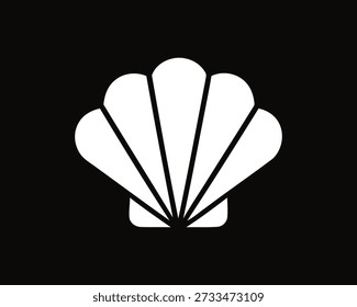 Un icono de concha de vieira blanca sobre un fondo negro, que representa la belleza natural de la vida marina y los entornos costeros