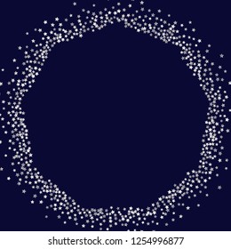 Estrellas confetti vectorial marco poligonal. Elementos estelares de gradiente aislados. Brillo de metal platino. Plantilla vectorial de efecto holográfico festivo para decoraciones de celebración.