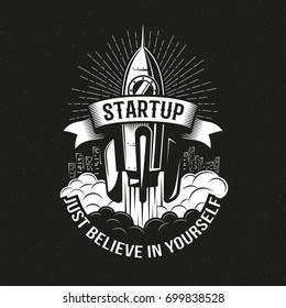 Logo de Startup vintage con un cohete despegando sobre la ciudad en un fondo negro. Ilustración vectorial.