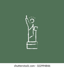 Estátua da Liberdade mão desenhada em giz em um vetor quadro negro ícone branco isolado em um fundo verde.