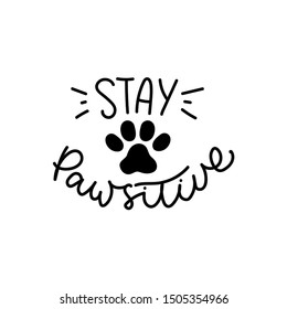 Fique pawsitive bonito pôster com ilustração vetorial de pata de gato ou cachorro. Modelo preto e branco com faixa de gatinho ou filhote e frase em quadrinhos, significa ficar positivo para cartão, caneca, folheto, cartaz, camiseta