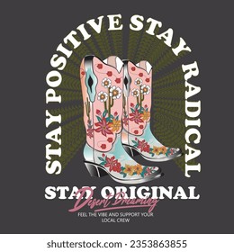 manténganse positivos, permanezcan radicales en el desierto soñando con estampados de camisetas de cowgirl, botas de retro Cowgirl y sombrero. Estrellas de tiro retro coloridas. Camiseta o afiche de lado salvaje. ilustración de la bota de Cowgirl