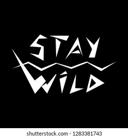 Stay Wild Fashion Slogan in alten alten rude Schriften geschrieben  isolated. Stay Wild slogan in  alten primitive Wildtypen geschrieben  on black background, vector illustration