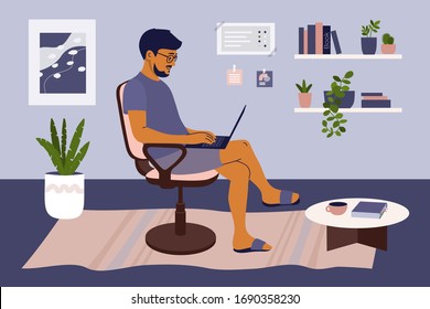 Alójese y trabaje con el concepto de casa. Hombre sentado en una silla en la sala de estar, trabajando en línea en una laptop. Aislamiento en cuarentena de Coronavirus. Interior acogedor. Ilustración de estilo de vida independiente en un lugar de trabajo cómodo