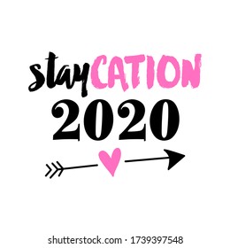 Staycation 2020 - quédese en casa vacaciones de verano, Cartel de tipografía con texto y flecha para los tiempos de cuarentena por sí mismos. Signo de motivación de escritura de letra manual de atrapar diseño de arte de palabras. 