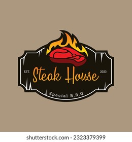 Steak House Logo. Vektorgrafik eines Rippenaugensteaks auf Feuer. Auf dem Holzbanner hinten kann der Name des Restaurants übergeben werden. Die besten Restaurants, die b.b.q. Altes Logo im Vintage-Stil.  