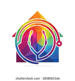 Estetioscopio con forma de hogar diseño de logotipo vectorial médico.  Diseño del logotipo del vector médico.
