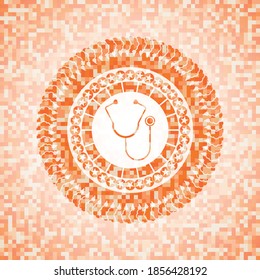 icono del estetoscopio dentro del emblema abstracto, fondo de mosaico naranja. 
