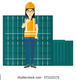Stevedore sobre el fondo de los contenedores de carga.